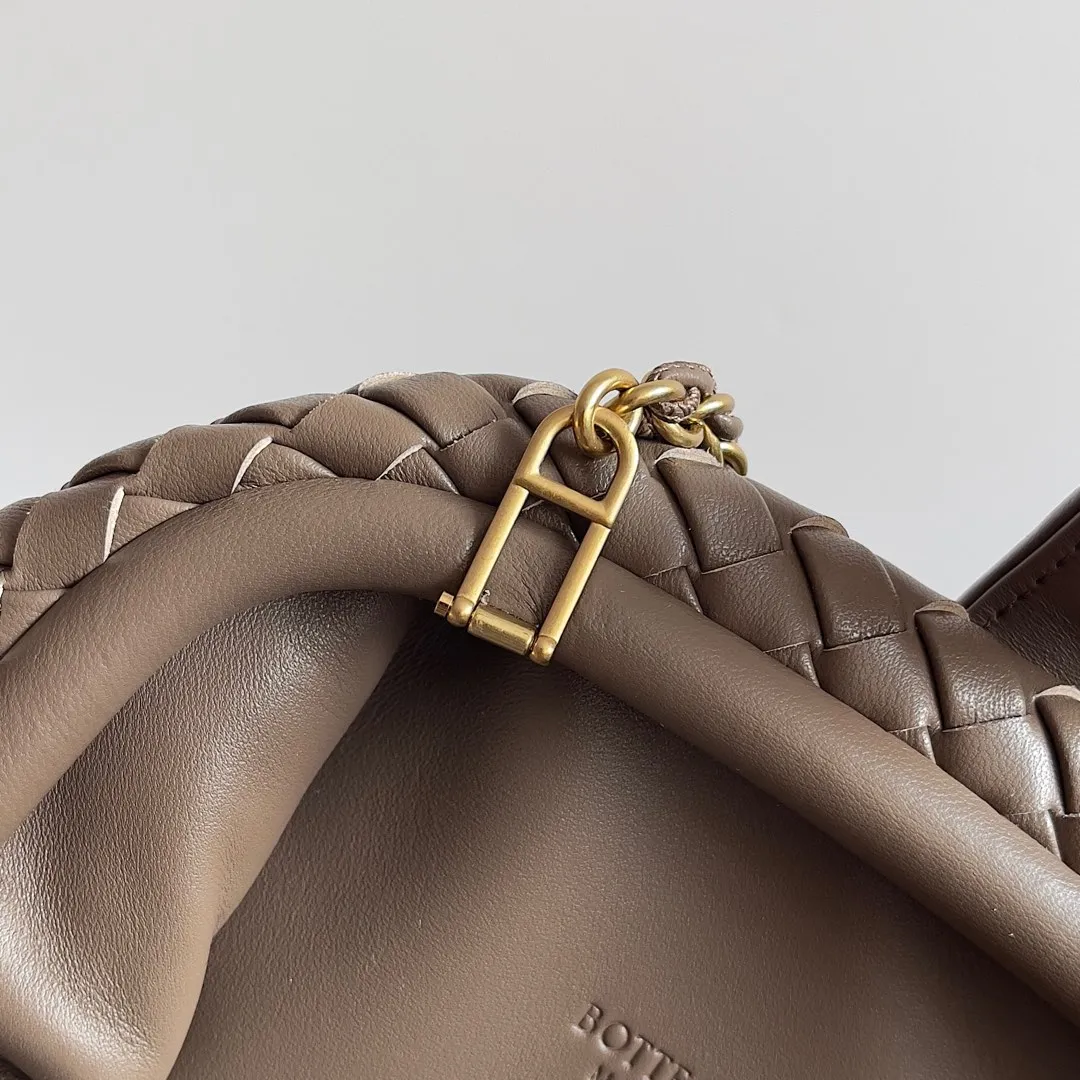 Batch 1880 BOTTEGA VENETA LAUREN 1980 small clutch bag is new! The small size that many people squat on is finally here. The self-adjustable zipper is a highlight of this bag. After being removed, it can be used as a handbag for important occasions. One bag unlocks two carrying methods at the same time. It is practical and has a unique sense of structure and beautiful lines. It is more elegant than a small cloud. It is a tribute to the classics and the pursuit of modernity. Style number: 804038 Size: 27*15*8cm